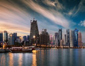 Lais Puzzle - Blick auf die Skyline von Doha, Katar, mit den modernen Hochhäusern bei Sonnenuntergang - 40, 100, 200, 500 & 1.000 Teile