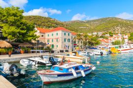 Lais Puzzle - Fischerboot im Hafen von Bol, Insel Brac, Kroatien - 2.000 Teile