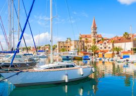 Lais Puzzle - Segelboote vor Anker im Hafen von Milna an einem sonnigen Sommertag, Insel Brac, Dalmatien, Kroatien - 1.000 Teile