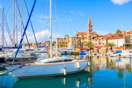 Lais Puzzle - Segelboote vor Anker im Hafen von Milna an einem sonnigen Sommertag, Insel Brac, Dalmatien, Kroatien - 2.000 Teile