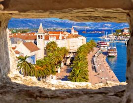 Lais Puzzle - Stadt Trogir Uferpromenade und Wahrzeichen Panoramablick durch Steinfenster - 40, 100, 200, 500, 1.000 & 2.000 Teile