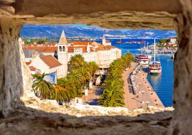 Lais Puzzle - Stadt Trogir Uferpromenade und Wahrzeichen Panoramablick durch Steinfenster - 1.000 Teile