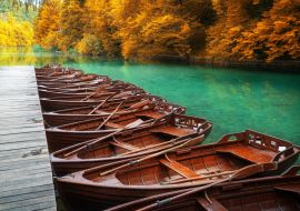 Lais Puzzle - Boote parken am Pier mit türkisfarbener Seenlandschaft im Nationalpark Plitvicer Seen, UNESCO-Welterbe - 1.000 Teile