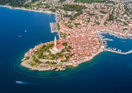 Lais Puzzle - Schöne Luftaufnahme der Stadt Rovinj von der Adria aus. Die Altstadt von Rovinj, Istrien, Kroatien - 1.000 Teile
