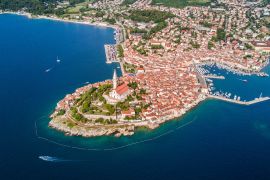 Lais Puzzle - Schöne Luftaufnahme der Stadt Rovinj von der Adria aus. Die Altstadt von Rovinj, Istrien, Kroatien - 2.000 Teile