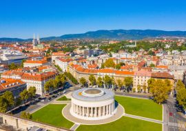Lais Puzzle - Drohnenaufnahme des Mestrovic-Pavillons, der monumentalen Kunstgalerie und des Stadtzentrums an einem sonnigen Sommertag, Zagreb, Kroatien - 1.000 Teile