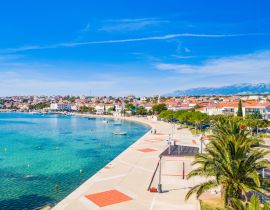 Lais Puzzle - Kroatien, wunderschöne Adriaküste, Stadt Novalja auf der Insel Pag, Stadtzentrum und Yachthafen aus der Luft von einer Drohne aus gesehen - 40, 100, 200, 500, 1.000 & 2.000 Teile