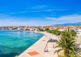 Lais Puzzle - Kroatien, wunderschöne Adriaküste, Stadt Novalja auf der Insel Pag, Stadtzentrum und Yachthafen aus der Luft von einer Drohne aus gesehen - 1.000 Teile