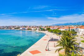 Lais Puzzle - Kroatien, wunderschöne Adriaküste, Stadt Novalja auf der Insel Pag, Stadtzentrum und Yachthafen aus der Luft von einer Drohne aus gesehen - 2.000 Teile