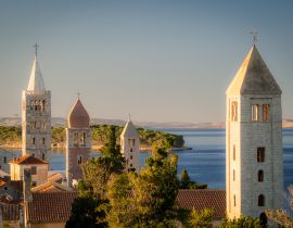 Lais Puzzle - Klassische Ansicht mit Glockentürmen der Kirchen von Rab, Kroatien - 40, 100, 200, 500, 1.000 & 2.000 Teile