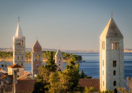 Lais Puzzle - Klassische Ansicht mit Glockentürmen der Kirchen von Rab, Kroatien - 1.000 Teile