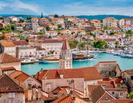 Lais Puzzle - Hochformatige Ansicht der Altstadt von Trogir, Kroatien, im Vordergrund, die neueren Gebäude auf dem Festland. An der zentralen Adriaküste - 40, 100, 200, 500, 1.000 & 2.000 Teile