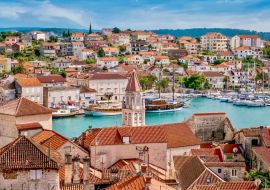 Lais Puzzle - Hochformatige Ansicht der Altstadt von Trogir, Kroatien, im Vordergrund, die neueren Gebäude auf dem Festland. An der zentralen Adriaküste - 1.000 Teile