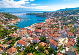Lais Puzzle - Luftaufnahme der Bucht von Jelsa und der Uferpromenade auf der Insel Hvar - 1.000 Teile