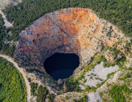 Lais Puzzle - Roter See kroatisch: Crveno jezero ist eine Einsturzdoline, die einen Karstsee in der Nähe von Imotski, Kroatien, enthält. Er ist 530 Meter tief. - 40, 100, 200, 500, 1.000 & 2.000 Teile