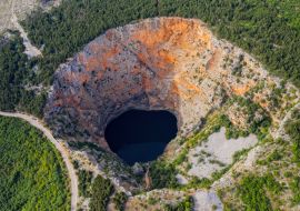 Lais Puzzle - Roter See kroatisch: Crveno jezero ist eine Einsturzdoline, die einen Karstsee in der Nähe von Imotski, Kroatien, enthält. Er ist 530 Meter tief. - 1.000 Teile