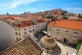 Lais Puzzle - Der berühmte Onofrio-Brunnen in der Innenstadt von Dubrovnik, Blick von der Stadtmauer - 2.000 Teile