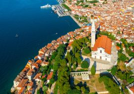 Lais Puzzle - St. Euphemia Kirche mit klassischem Turm in der Stadt Rovinj in der Nähe des Adriatischen Meeres. Rote Dächer lokaler Häuser umgeben von grünen Bäumen auf einer Halbinsel - 1.000 Teile