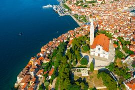 Lais Puzzle - St. Euphemia Kirche mit klassischem Turm in der Stadt Rovinj in der Nähe des Adriatischen Meeres. Rote Dächer lokaler Häuser umgeben von grünen Bäumen auf einer Halbinsel - 2.000 Teile