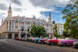 Lais Puzzle - Kubanische bunte Oldtimer vor dem Gran Teatro - Havanna, Kuba - 2.000 Teile