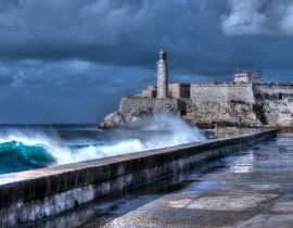 Lais Puzzle - Kuba, Havanna. Sich brechende Wellen an der Uferpromenade Malecon. Die Festung El Morro im Hintergrund - 40, 100, 200, 500, 1.000 & 2.000 Teile