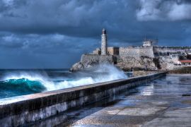 Lais Puzzle - Kuba, Havanna. Sich brechende Wellen an der Uferpromenade Malecon. Die Festung El Morro im Hintergrund - 2.000 Teile