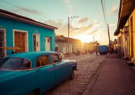 Lais Puzzle - Bunte Häuser und Oldtimer in Trinidad, Kuba. Unesco-Weltkulturerbe - 1.000 Teile