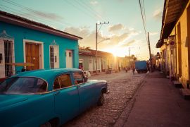 Lais Puzzle - Bunte Häuser und Oldtimer in Trinidad, Kuba. Unesco-Weltkulturerbe - 2.000 Teile