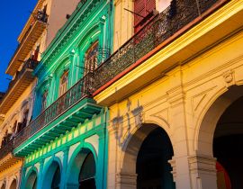 Lais Puzzle - Farbenfrohe Straßen in der Altstadt von Havanna (Havana Vieja) in der Nähe von Paseo El Prado und Capitolio - 40, 100, 200, 500, 1.000 & 2.000 Teile