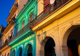 Lais Puzzle - Farbenfrohe Straßen in der Altstadt von Havanna (Havana Vieja) in der Nähe von Paseo El Prado und Capitolio - 1.000 Teile