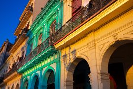 Lais Puzzle - Farbenfrohe Straßen in der Altstadt von Havanna (Havana Vieja) in der Nähe von Paseo El Prado und Capitolio - 2.000 Teile