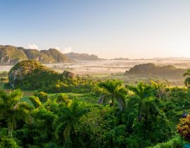 Lais Puzzle - Kalksteinfelsen namens Mogotes im Viñales-Tal nahe dem westlichen Ende der Insel Kuba sind eine wunderschöne Karstlandschaft, die von Bergen umgeben ist - 40, 100, 200, 500, 1.000 & 2.000 Teile