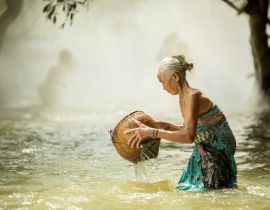 Lais Puzzle - Alte Frau auf der Suche nach Fischbächen - 40, 100, 200, 500, 1.000 & 2.000 Teile