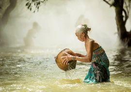 Lais Puzzle - Alte Frau auf der Suche nach Fischbächen - 1.000 Teile