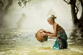 Lais Puzzle - Alte Frau auf der Suche nach Fischbächen - 2.000 Teile