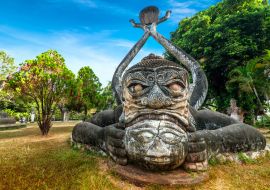 Lais Puzzle - Erstaunliche Aussicht auf Mythologie und religiöse Statuen im Wat Xieng Khuan Buddha Park. Vientiane, Laos - 1.000 Teile