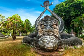 Lais Puzzle - Erstaunliche Aussicht auf Mythologie und religiöse Statuen im Wat Xieng Khuan Buddha Park. Vientiane, Laos - 2.000 Teile