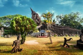 Lais Puzzle - Erstaunliche Aussicht auf Mythologie und religiöse Statuen im Wat Xieng Khuan Buddha Park. Vientiane, Laos - 2.000 Teile