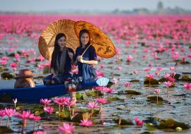 Lais Puzzle - Laos Frau in Blume Lotus See, Frau trägt traditionelle Thai Menschen, Red Lotus See UdonThani Thailand - 1.000 Teile
