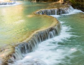 Lais Puzzle - Wunderschöne Landschaft der Kuang Si-Wasserfälle, einem bekannten und beliebten Wasserfall im Dschungelpark in der Nähe der Stadt Luang Prabang im nördlichen Zentrallaos - 40, 100, 200, 500, 1.000 & 2.000 Teile