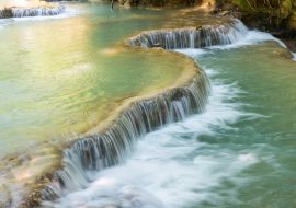 Lais Puzzle - Wunderschöne Landschaft der Kuang Si-Wasserfälle, einem bekannten und beliebten Wasserfall im Dschungelpark in der Nähe der Stadt Luang Prabang im nördlichen Zentrallaos - 1.000 Teile