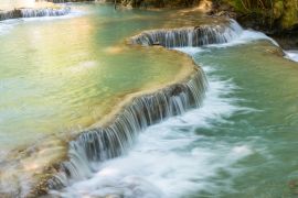 Lais Puzzle - Wunderschöne Landschaft der Kuang Si-Wasserfälle, einem bekannten und beliebten Wasserfall im Dschungelpark in der Nähe der Stadt Luang Prabang im nördlichen Zentrallaos - 2.000 Teile