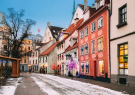 Lais Puzzle - Riga, Lettland. Dekorierte Fassaden alter Häuser in der Meistaru-Straße - 1.000 Teile