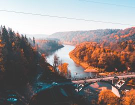Lais Puzzle - Luftaufnahme der Sigulda-Brücke und der Seilbahn über den Fluss Gauja im goldenen Herbst in Lettland - 40, 100, 200, 500, 1.000 & 2.000 Teile