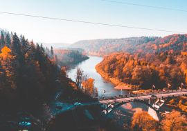 Lais Puzzle - Luftaufnahme der Sigulda-Brücke und der Seilbahn über den Fluss Gauja im goldenen Herbst in Lettland - 1.000 Teile