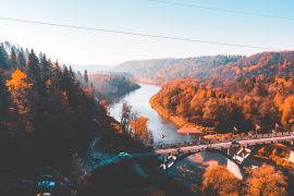 Lais Puzzle - Luftaufnahme der Sigulda-Brücke und der Seilbahn über den Fluss Gauja im goldenen Herbst in Lettland - 2.000 Teile