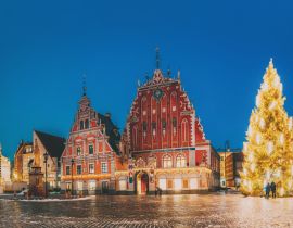 Lais Puzzle - Riga, Lettland. Panorama des Rathausplatzes, beliebter Platz mit berühmten Wahrzeichen in der Nachtbeleuchtung in der Winterdämmerung - 40, 100, 200, 500, 1.000 & 2.000 Teile