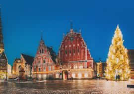 Lais Puzzle - Riga, Lettland. Panorama des Rathausplatzes, beliebter Platz mit berühmten Wahrzeichen in der Nachtbeleuchtung in der Winterdämmerung - 1.000 Teile