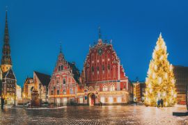 Lais Puzzle - Riga, Lettland. Panorama des Rathausplatzes, beliebter Platz mit berühmten Wahrzeichen in der Nachtbeleuchtung in der Winterdämmerung - 2.000 Teile