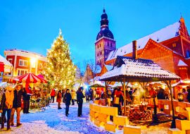 Lais Puzzle - Nächtliches Stadtbild mit Weihnachtsmarkt auf dem Domplatz im winterlichen Riga, Lettland - 1.000 Teile